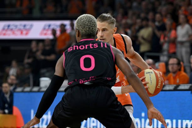 不断完善和 不断完善和